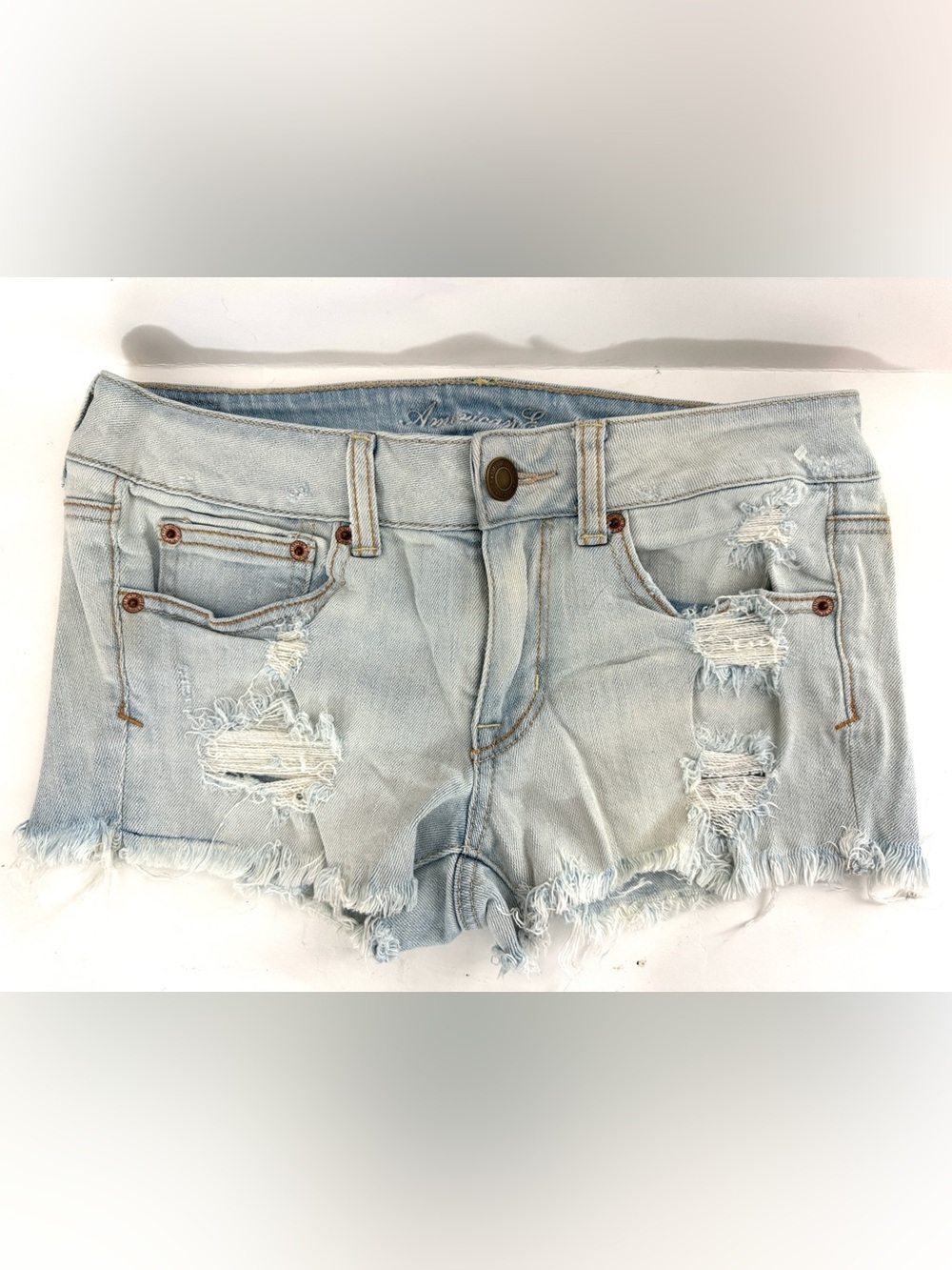 American Eagle Light Wash Distressed Denim Shorts - Women size 6 stretchable